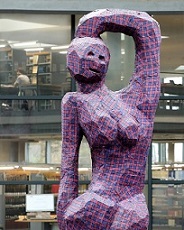 Skulptur von Georg Baselitz in der Deutschen Nationalbibliothek 