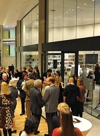 Menschengruppe bei einer Kulturveranstaltung