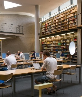 Blick in den Lesesaal der Deutschen Nationalbibliothek in Frankfurt