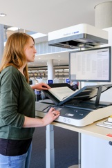 Frau am Scanner in der Deutschen Nationalbibliothek