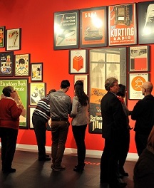 Menschen in einer Ausstellung