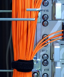 Detail PC mit Kabelsträngen