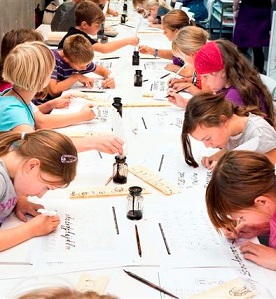 Kindergruppe beim Zeichnen