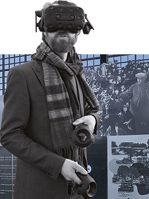 Mann mit Virtual Reality Brille
